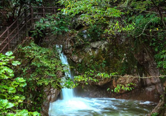 乐山乐水万佛山，遇云雨便美成了一座仙