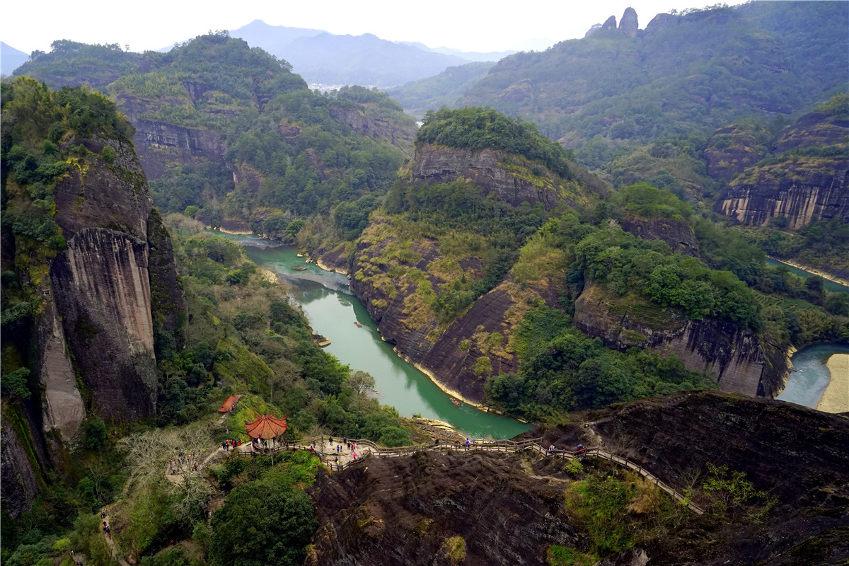 武夷山乘坐竹筏观美景