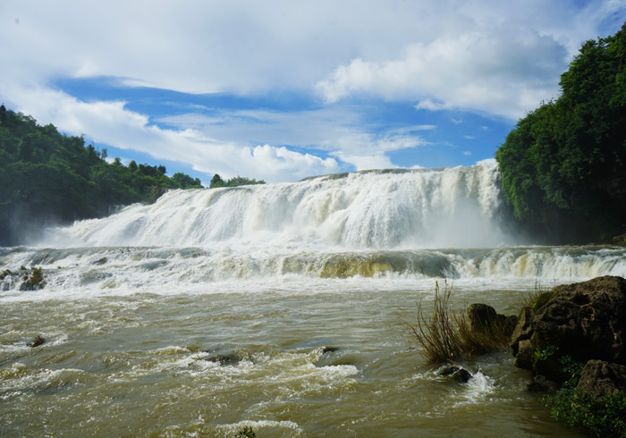 断岩千尺，银河欲转，世界著名大瀑布黄