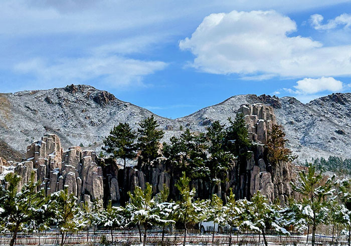 辽宁北票大黑山：在酿花的季节，酿了一场春雪