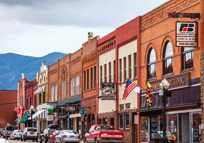 推门即荒野，回头是暖灯，这个加拿大小镇风景如画