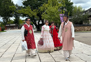 在首尔古巷穿越朝鲜王朝