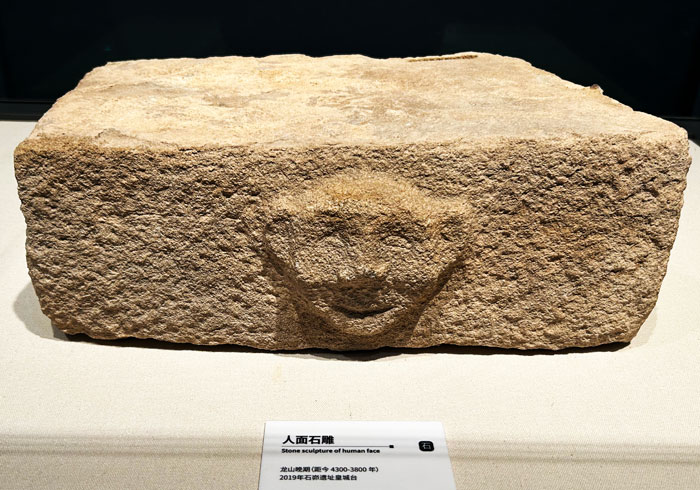 六处祭祀坑，比二里头更早，谁是这个石头王国里的统治者？