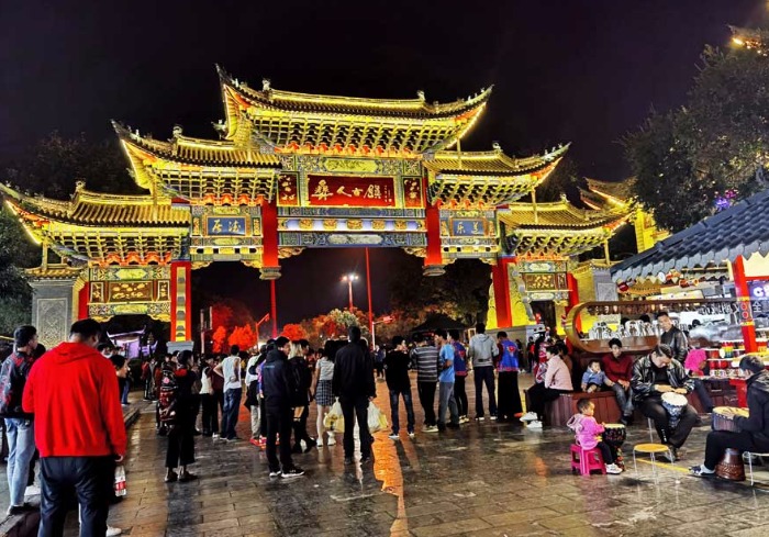 彝人古镇的夜，没有彝族人民的多情，却