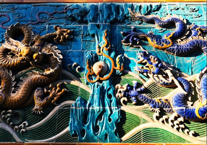 原来，这就是传说中的九龙壁，上面雕刻