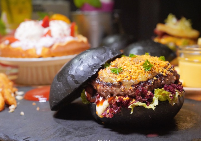 厦门：沙坡尾最“黑”的汉堡，一吃就是10年