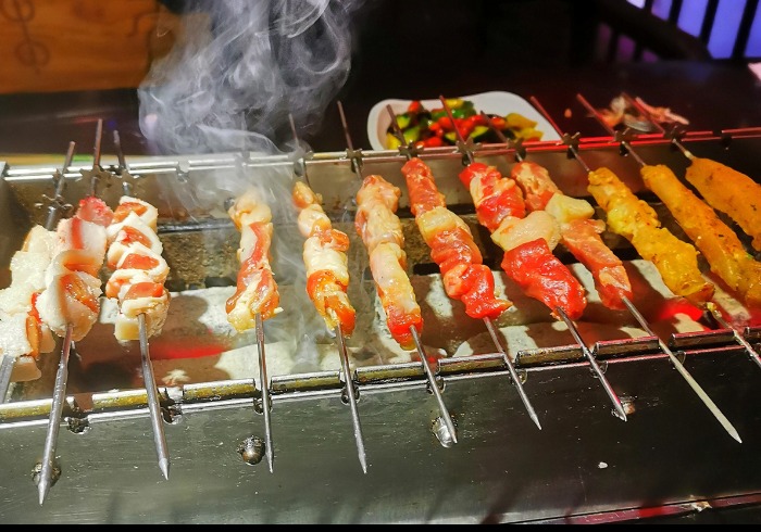 房山大学城夜话：“很久故事”烤串坊里的烟火与幸福感