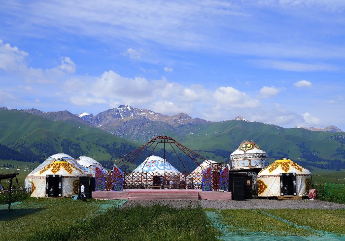 夏日那拉提，云端草原与雪山风情同框之